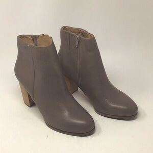 NWOT Vionic Taupe ankle boots